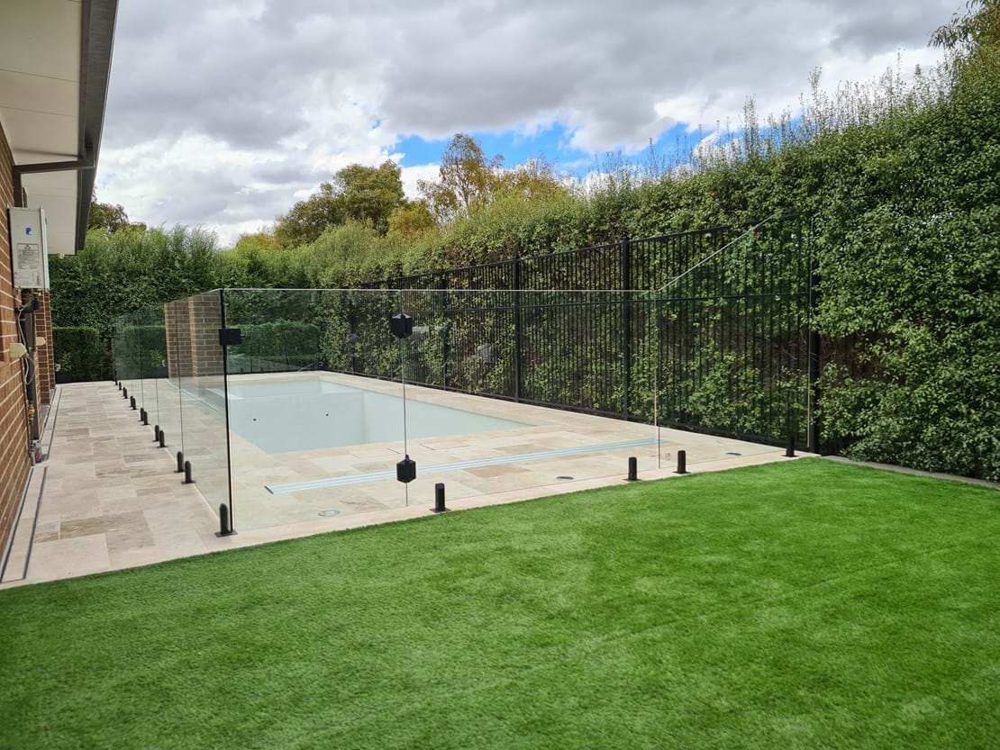 Combination fencing Frameless + custom 1800 Aluminium high tube